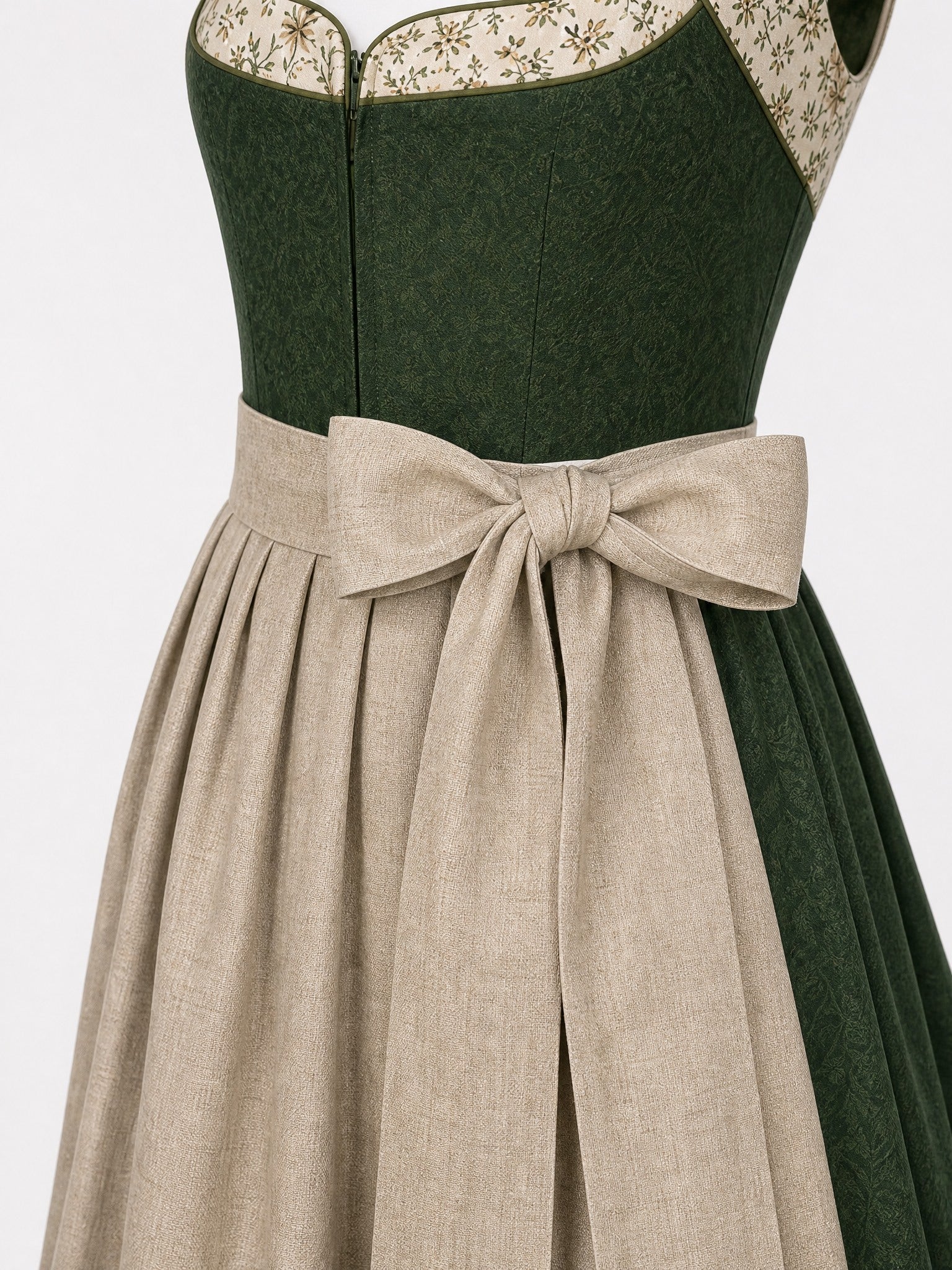 Dirndl Mathilda in Waldgrün mit Haferbeige Schürze - Detailansicht Taille und Schleife