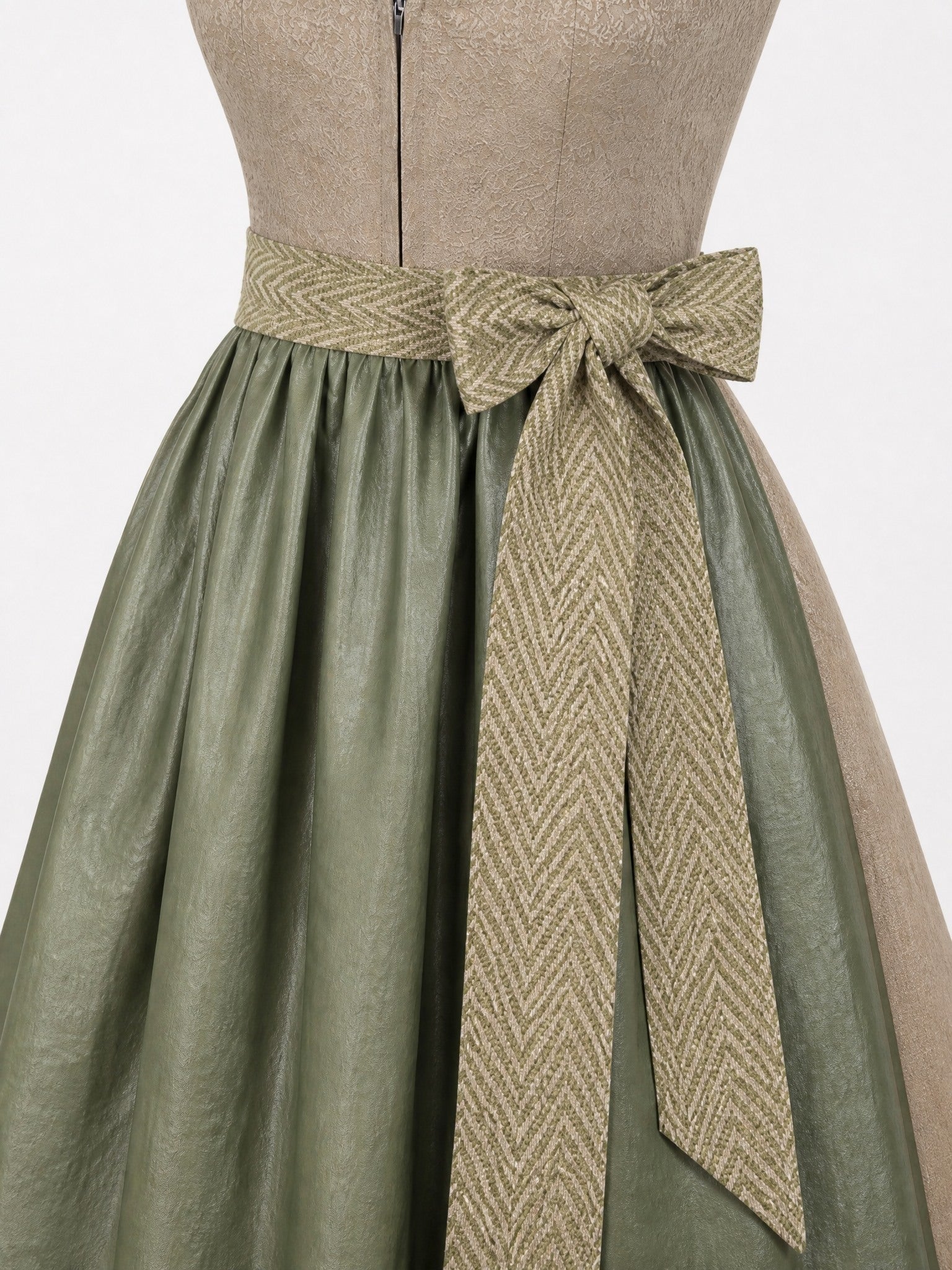 Dirndl Sina in Tonbeige mit Eukalyptusgrün Schürze - Detailansicht Taille und Schleife