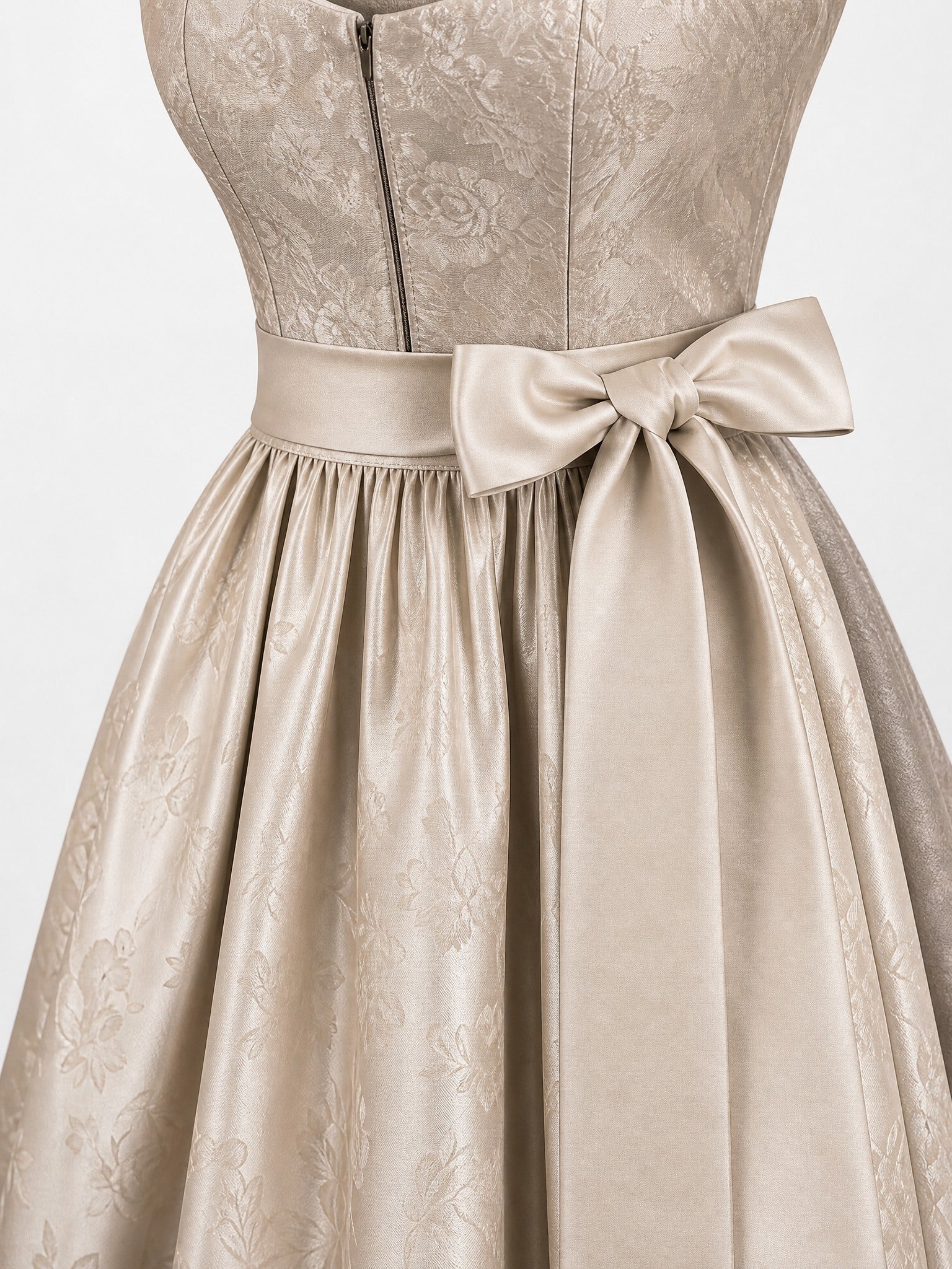 Dirndl Stella in Beigegrau mit Champagner Schürze - Detailansicht Taille und Schleife