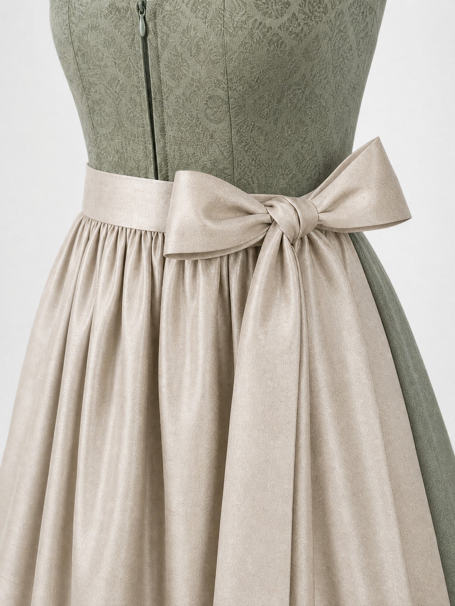Dirndl Annika in Moosgrün mit Warmer Sand Schürze - Detailansicht Taille und Schleife