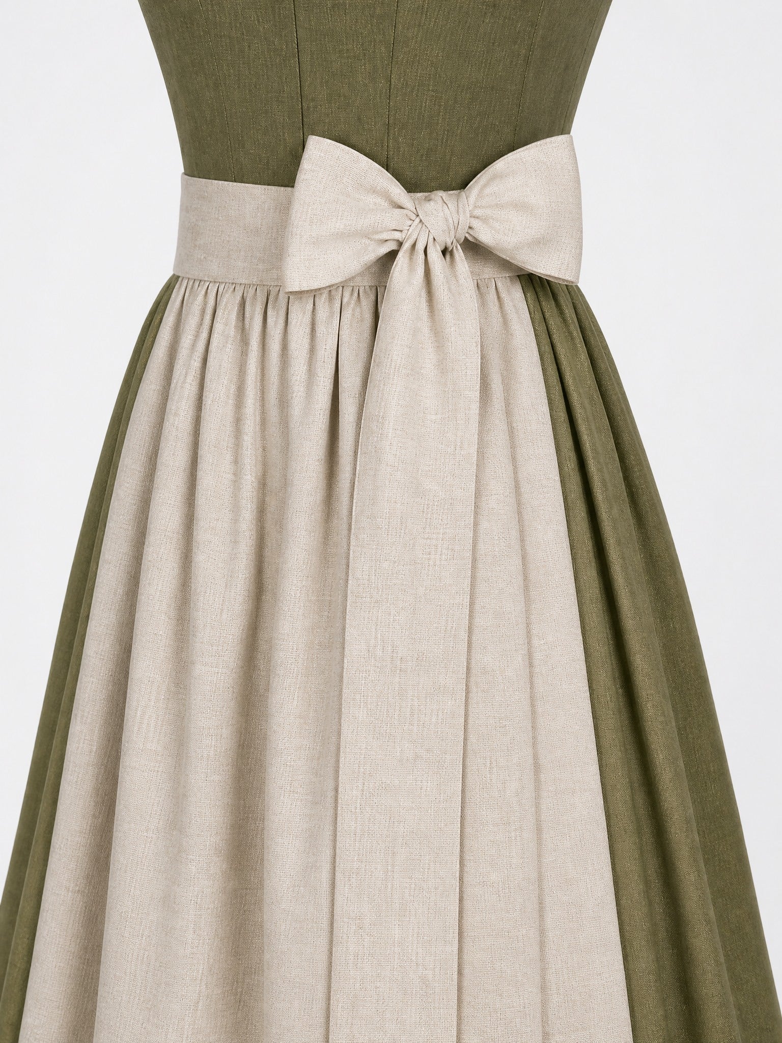 Dirndl Juliana in Dunkeloliv mit Flachs Schürze - Detailansicht Taille und Schleife