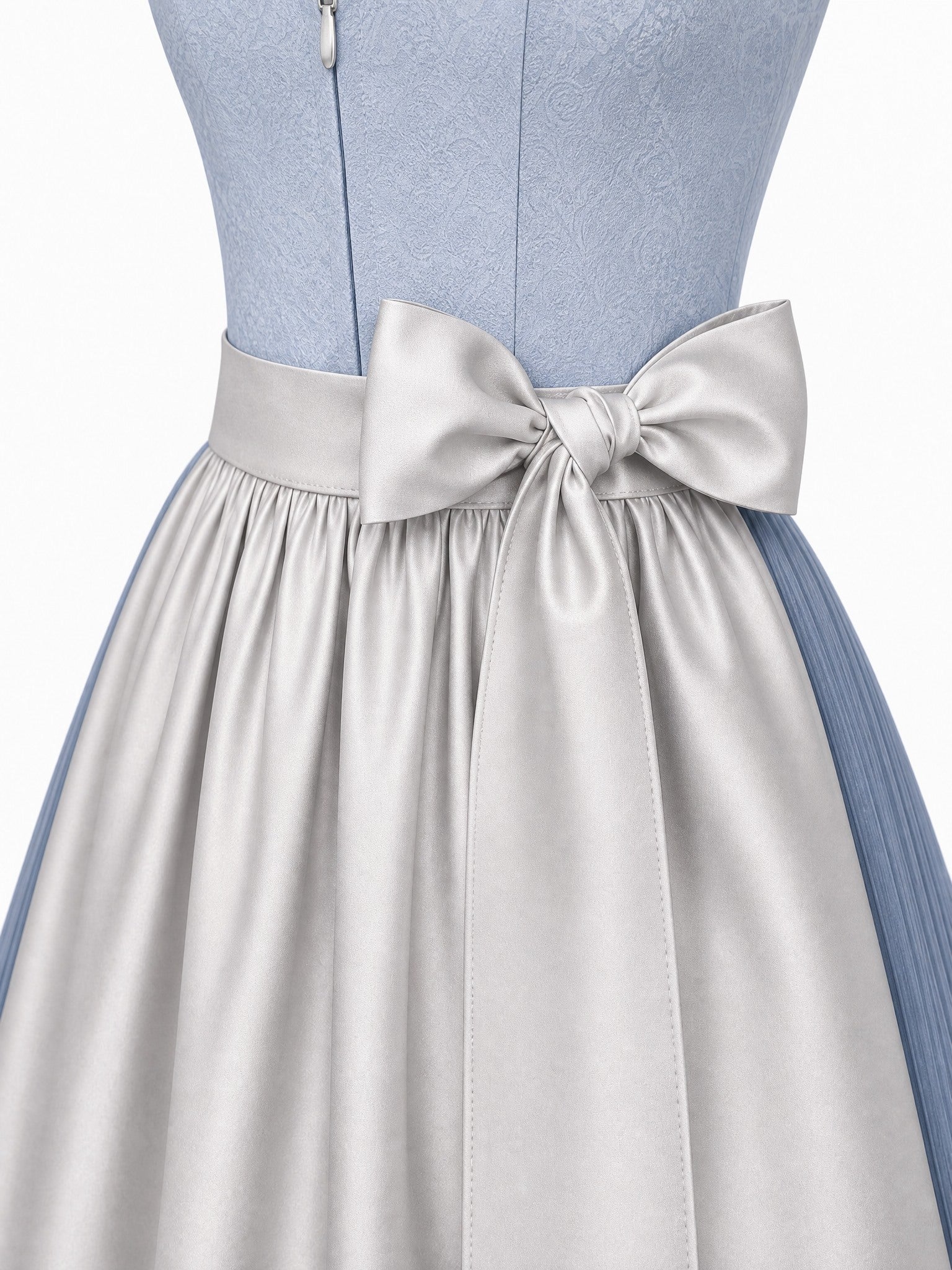 Dirndl Katharina in Puderblau mit Silber Schürze - Detailansicht Taille und Schleife