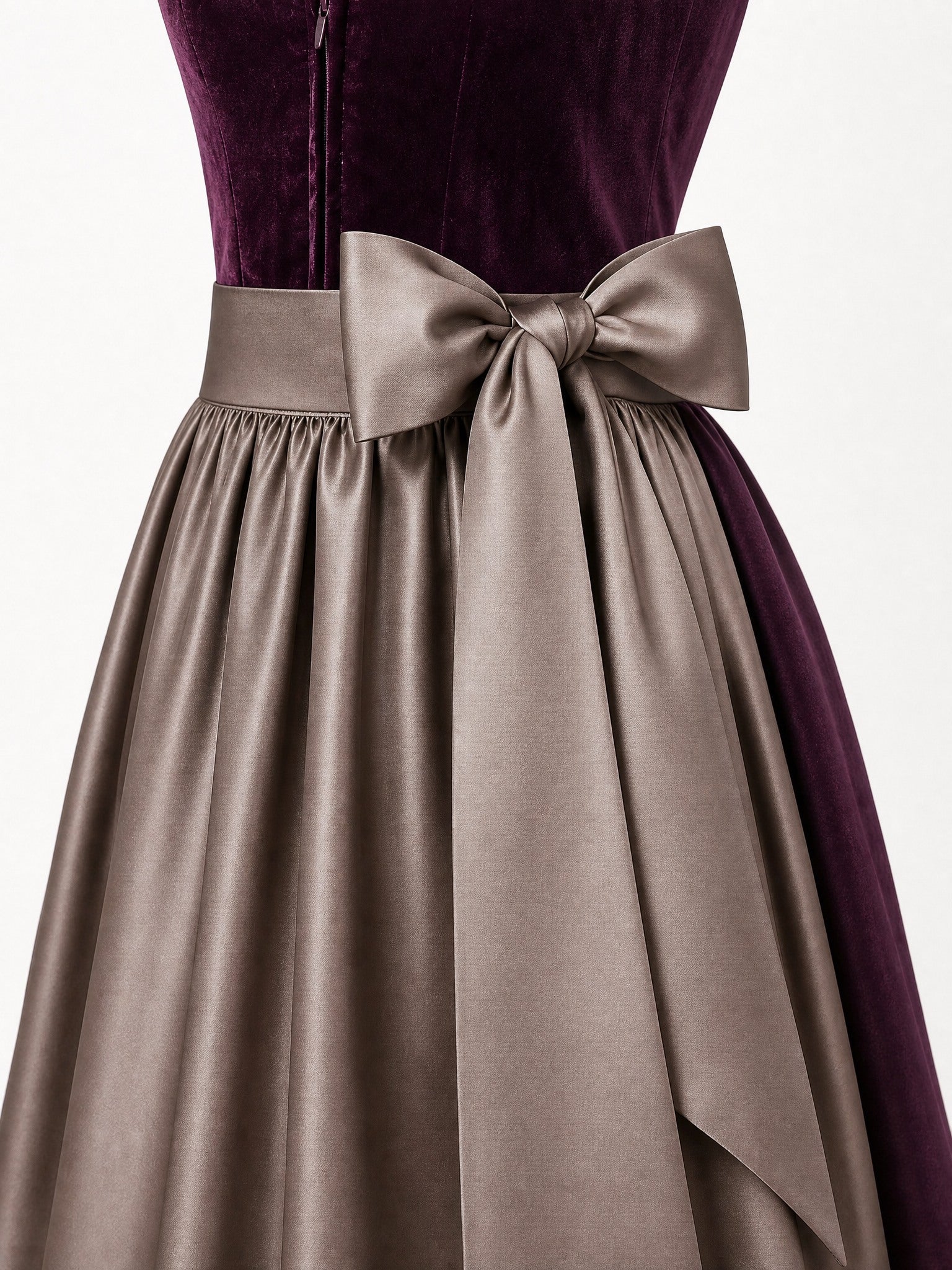 Dirndl Pia in Brombeere mit Taupe Schürze - Detailansicht Taille und Schleife