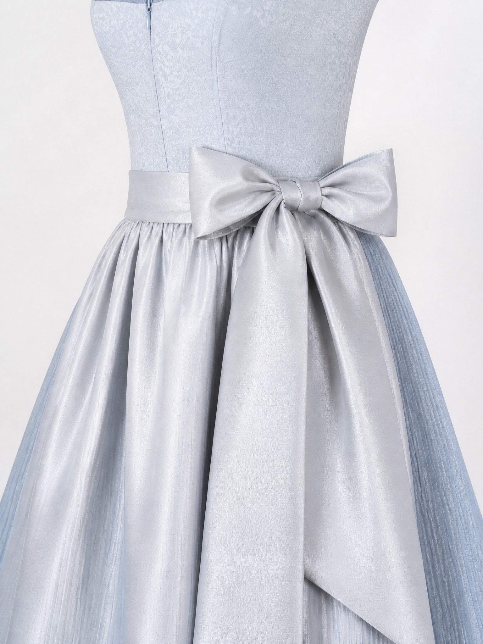 Dirndl Sina in Puderblau mit Silber Schürze - Detailansicht Taille und Schleife