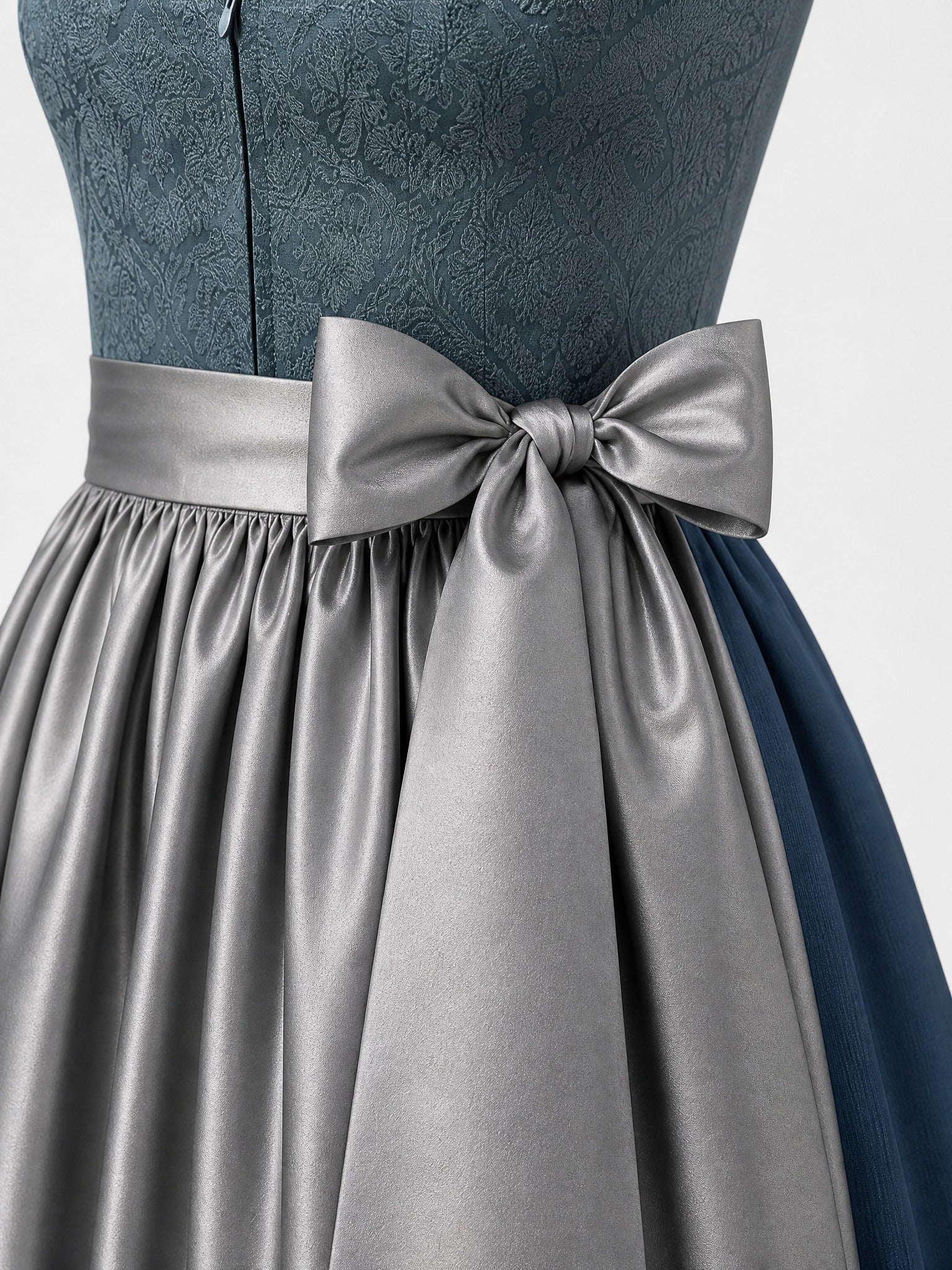 Dirndl Teresa in Rauchpetrol mit Pewtergrau Schürze - Detailansicht Taille und Schleife