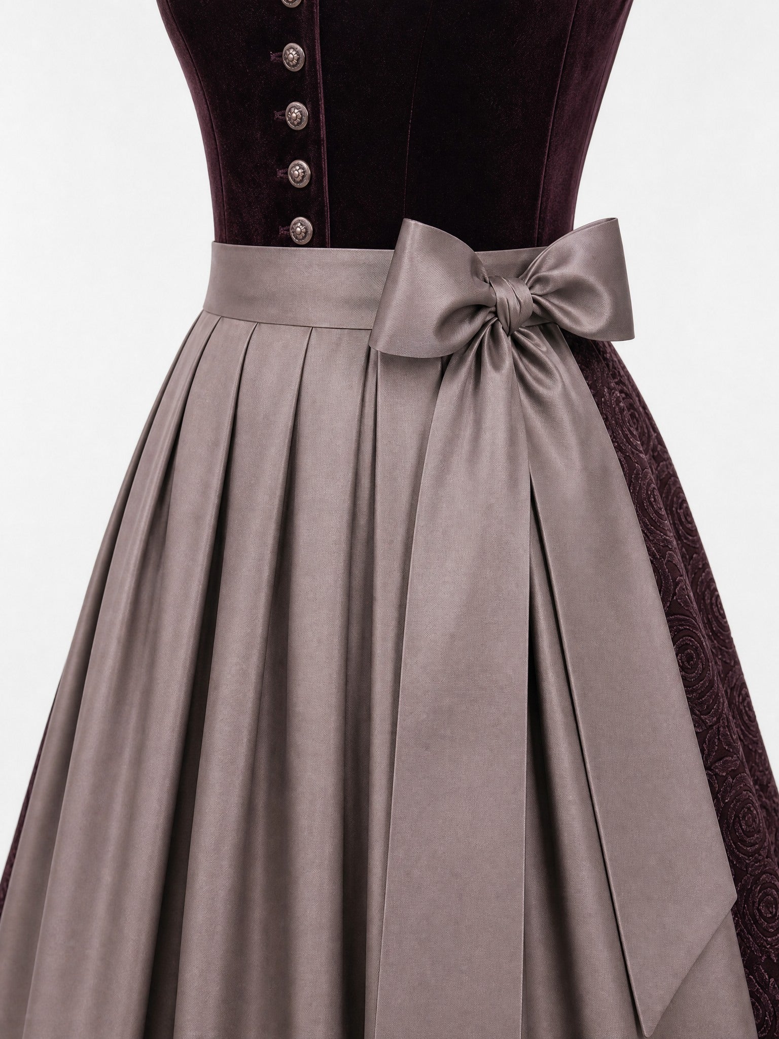 Dirndl Anna in Silberblau mit Perlgrau Schürze - Detailansicht Taille und Schleife