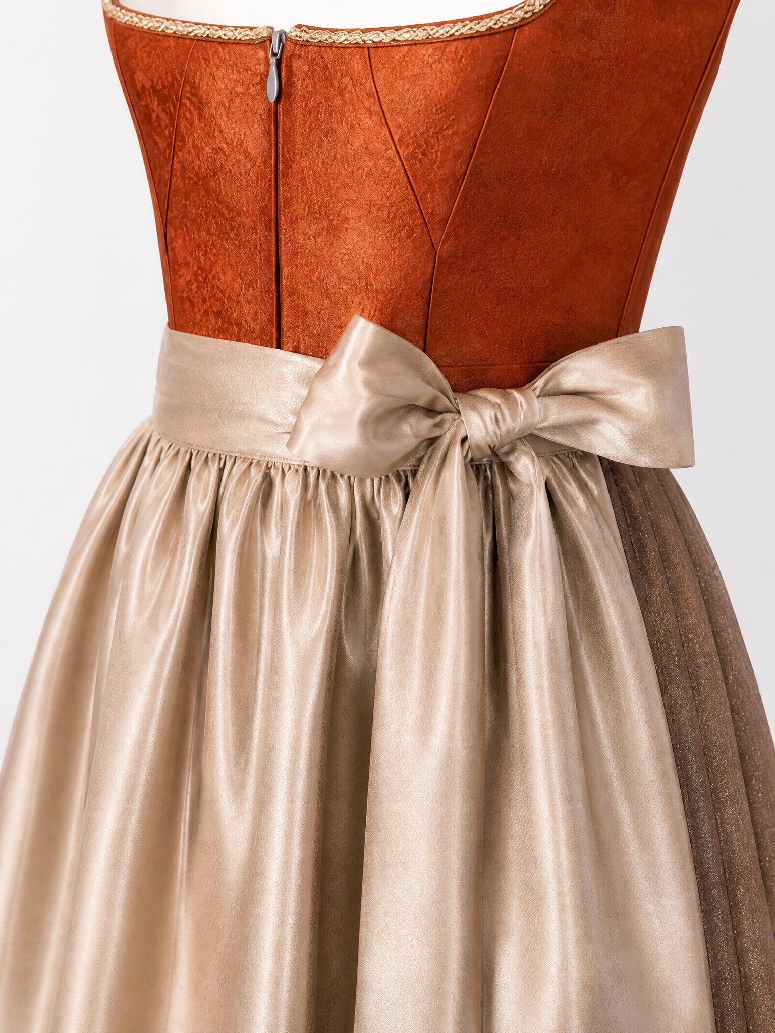 Dirndl Franziska in Sienabraun mit Champagner Schürze - Detailansicht Taille und Schleife