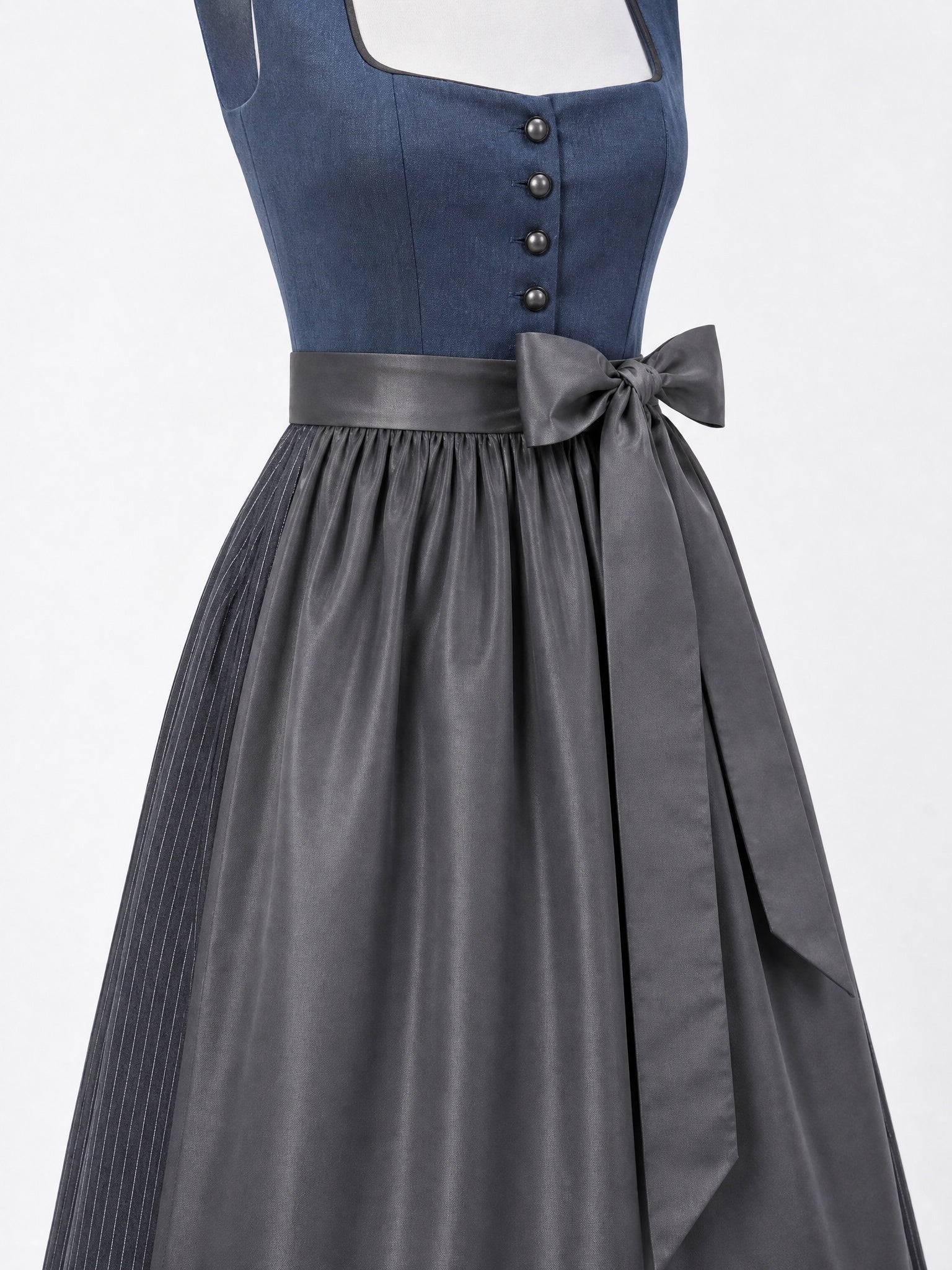 Dirndl Mara in Stahlblau mit Sturmgrau Schürze - Detailansicht Taille und Schleife