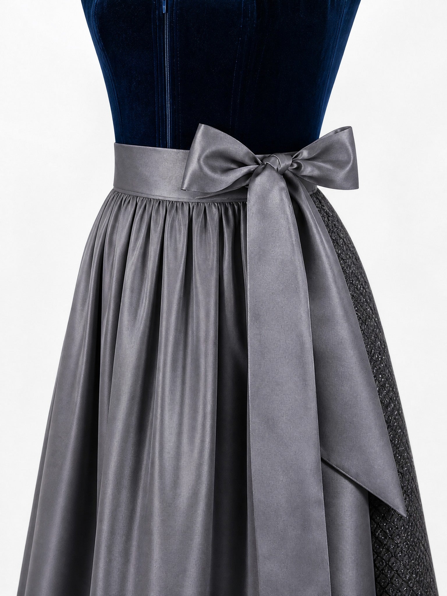 Dirndl Marlene in Dunkelpetrol mit Schiefergrau Schürze - Detailansicht Taille und Schleife