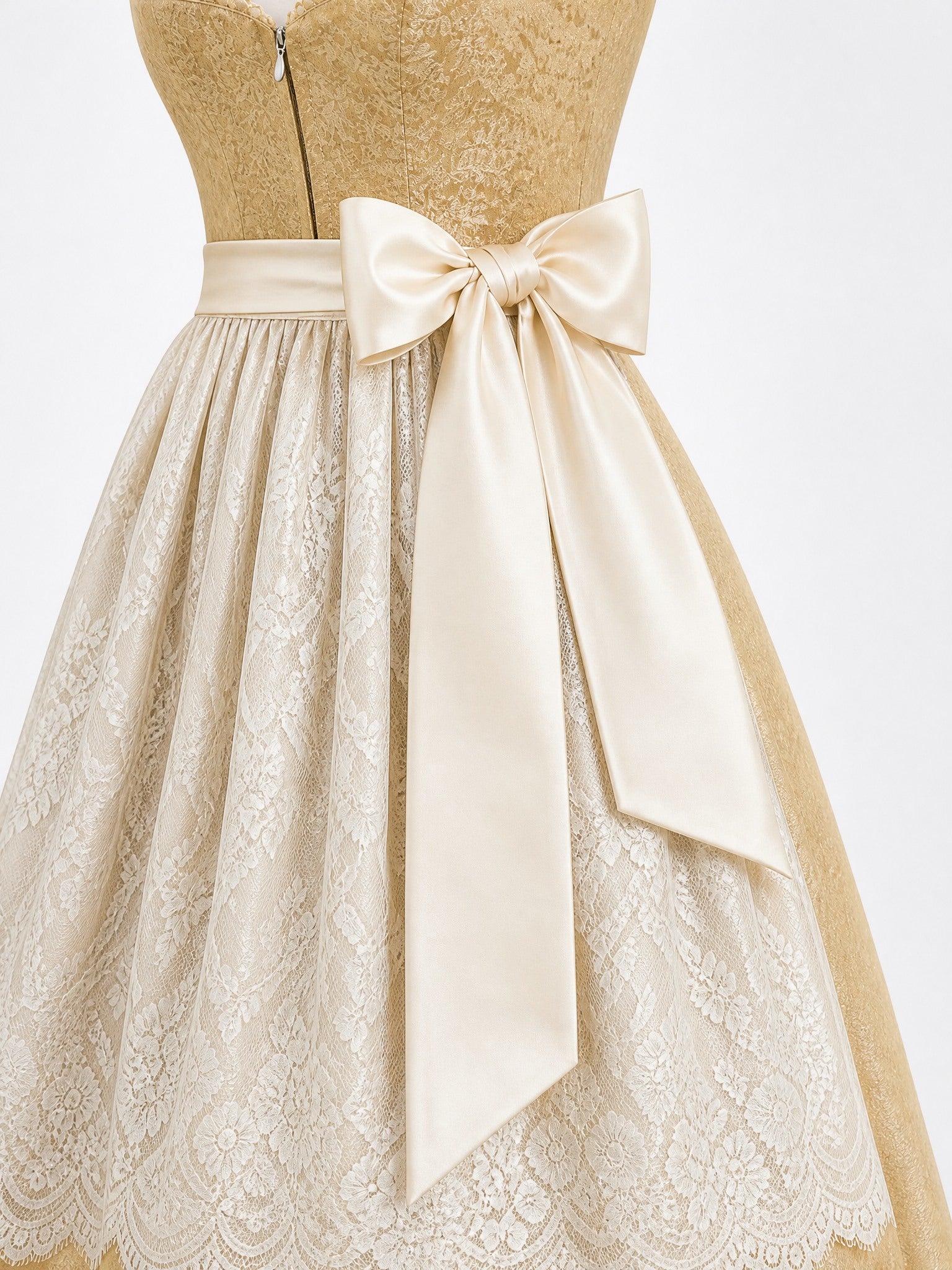 Dirndl Nadja in Weizengold mit Elfenbein Schürze - Detailansicht Taille und Schleife