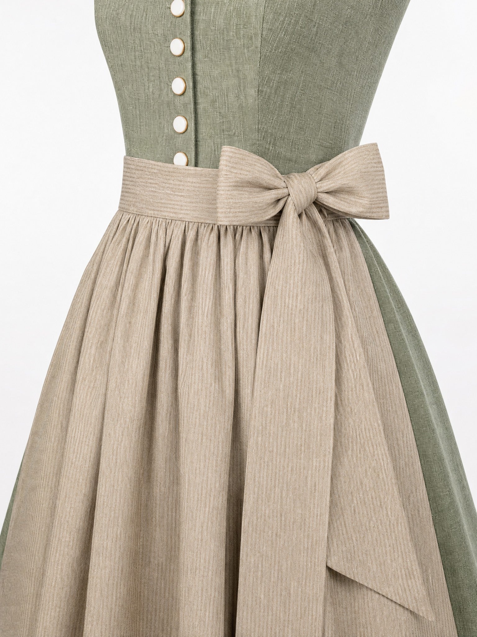 Dirndl Rieke in Eukalyptusgrün mit Warmer Sand Schürze - Detailansicht Taille und Schleife
