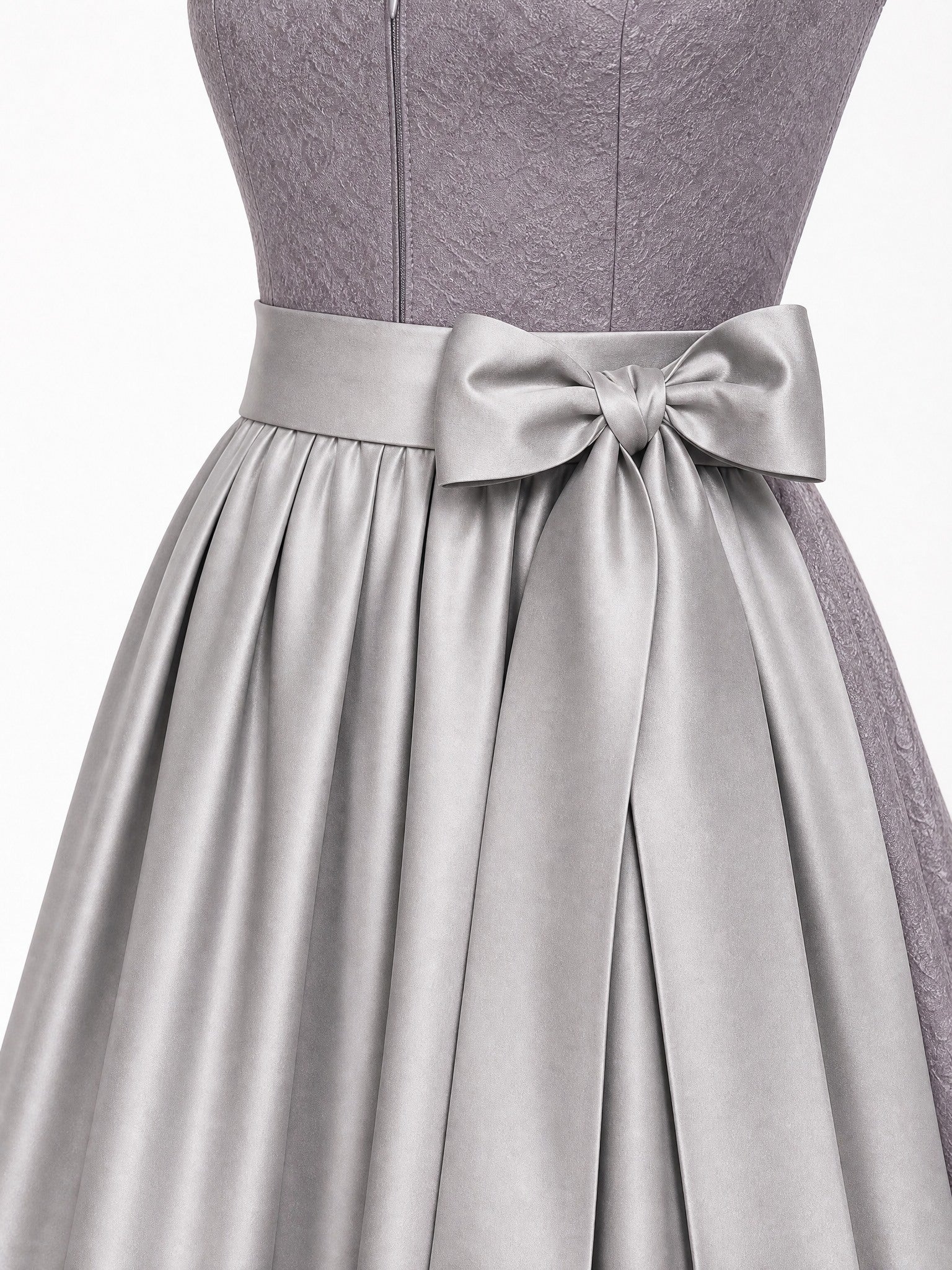 Dirndl Rosalie in Rauchflieder mit Perlgrau Schürze - Detailansicht Taille und Schleife
