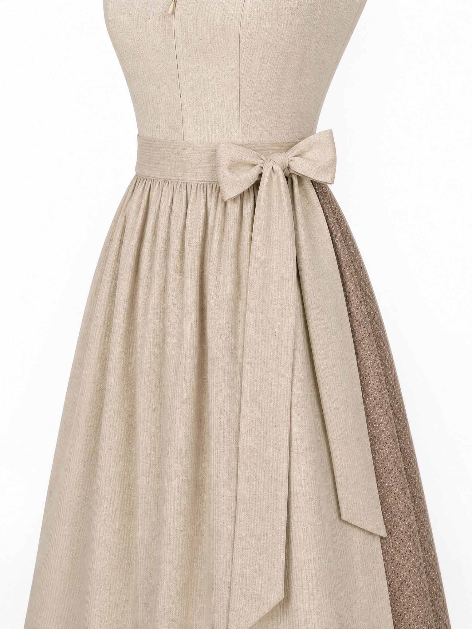 Dirndl Berit in Haferbeige mit Warmer Sand Schürze - Detailansicht Taille und Schleife