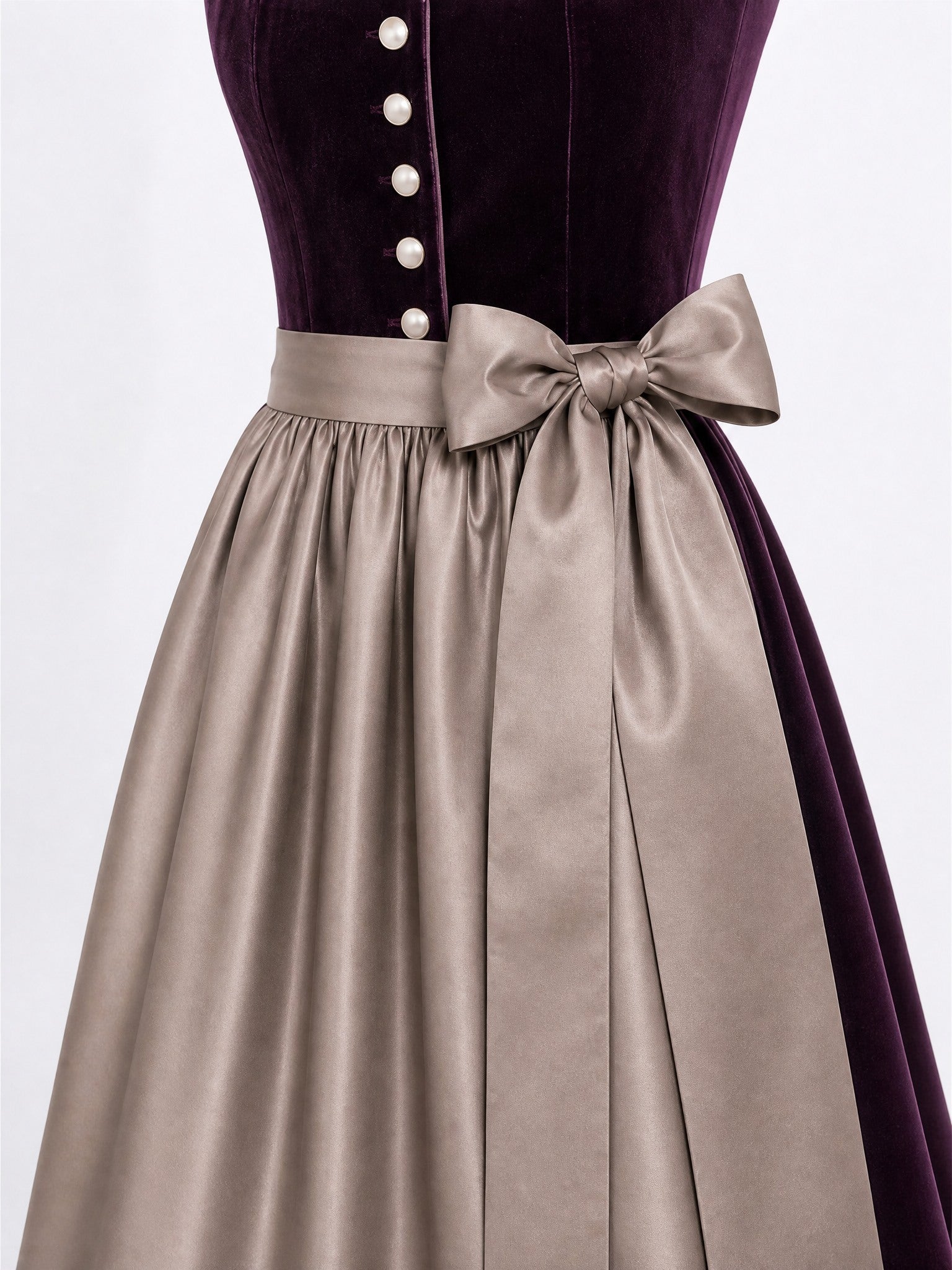 Dirndl Finja in Brombeere mit Taupe Schürze - Detailansicht Taille und Schleife