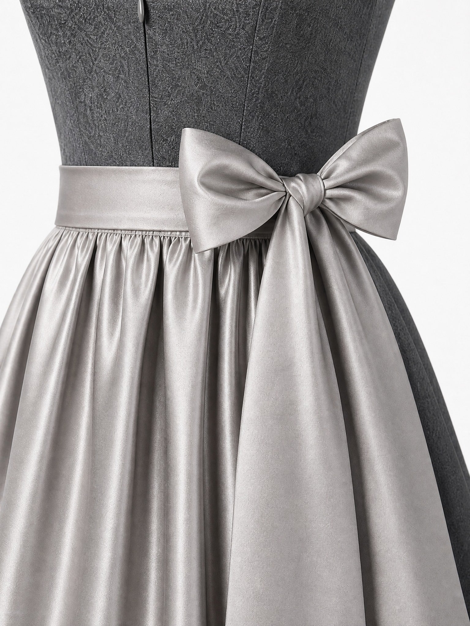 Dirndl Lotta in Graphit mit Perlgrau Schürze - Detailansicht Taille und Schleife