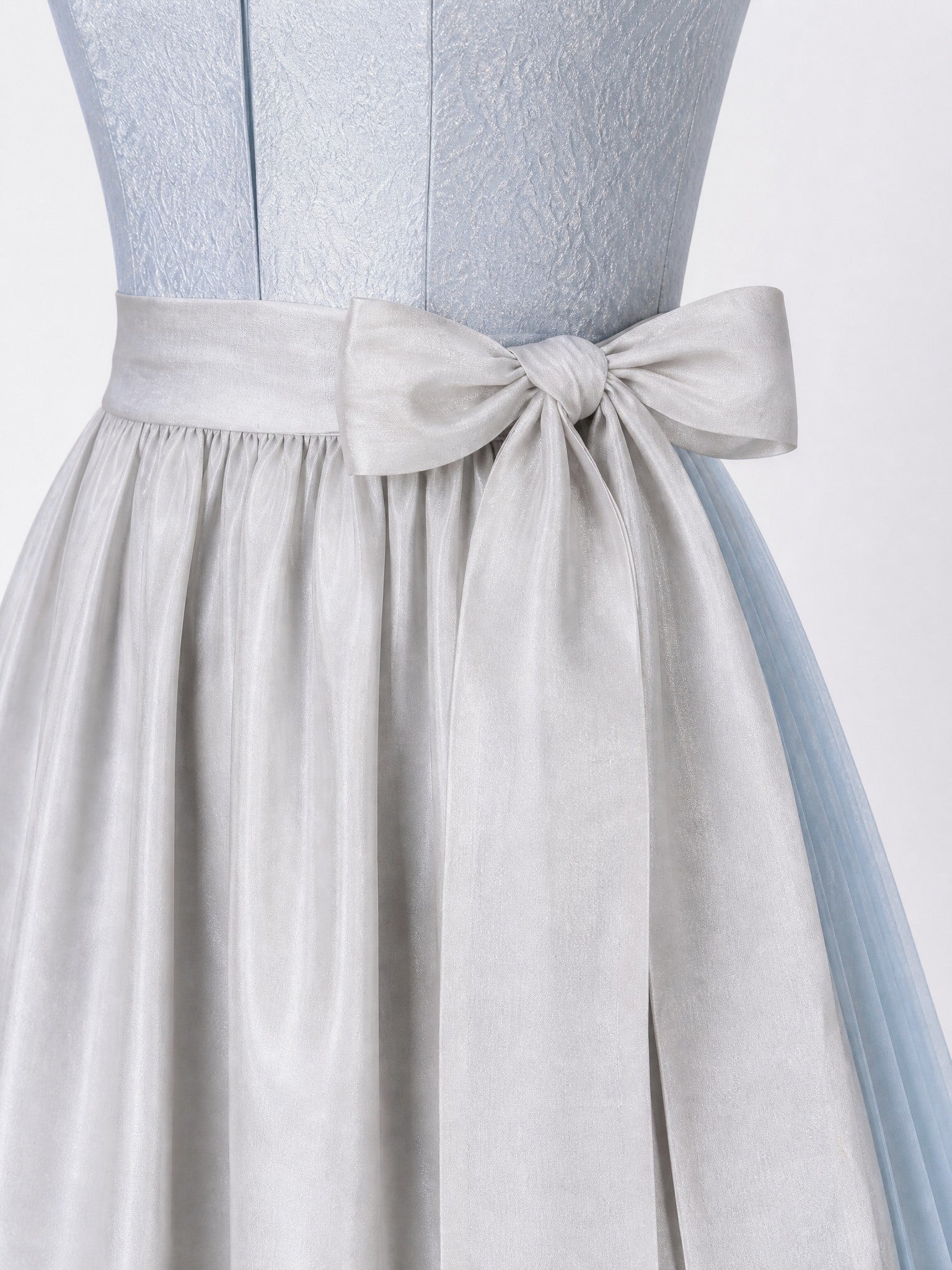 Dirndl Nadja in Eisblau mit Perlgrau Schürze - Detailansicht Taille und Schleife