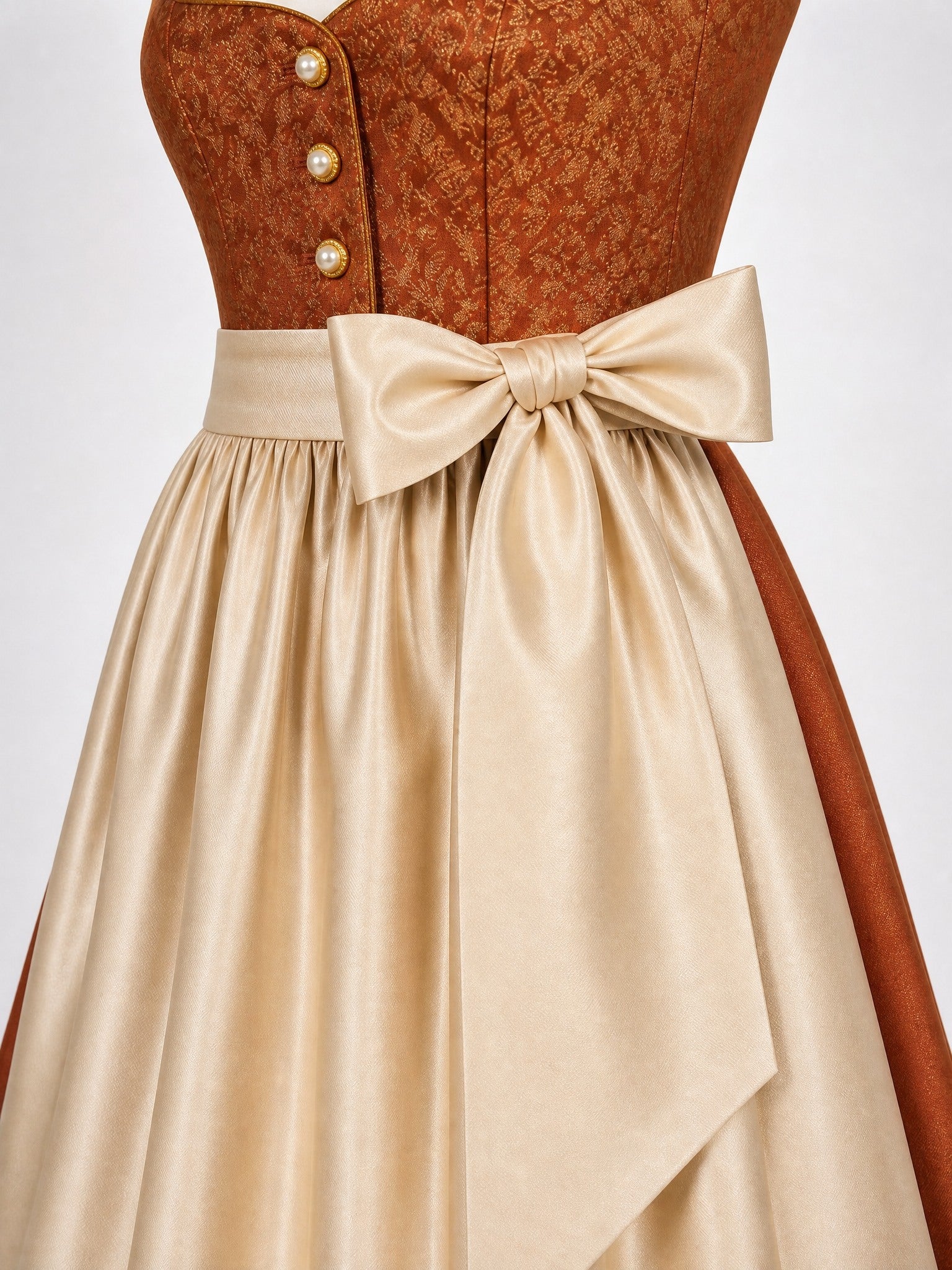 Dirndl Clara in Sienabraun mit Champagner Schürze - Detailansicht Taille und Schleife