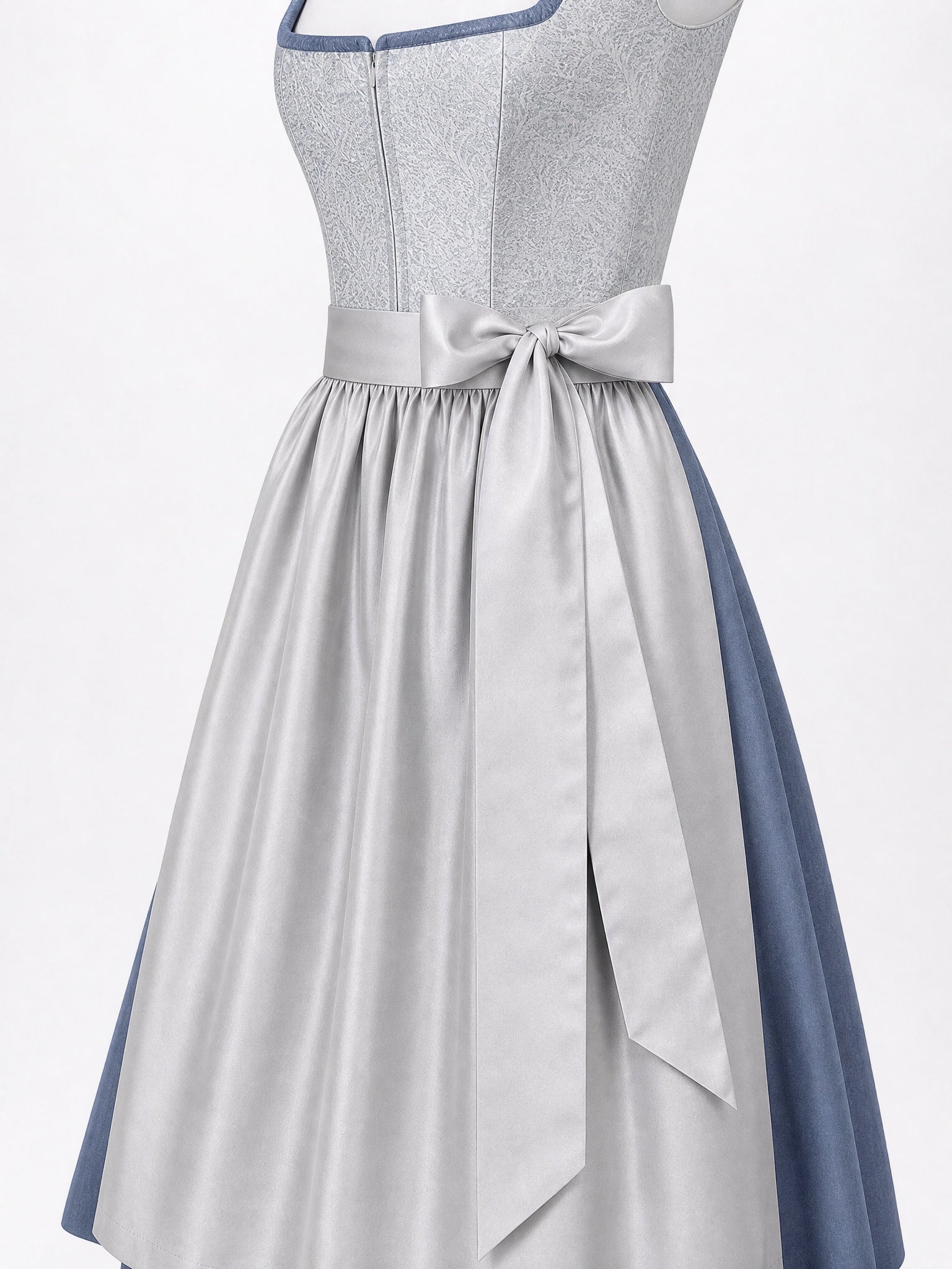 Dirndl Emilia in Silberblau mit Perlgrau Schürze - Detailansicht Taille und Schleife