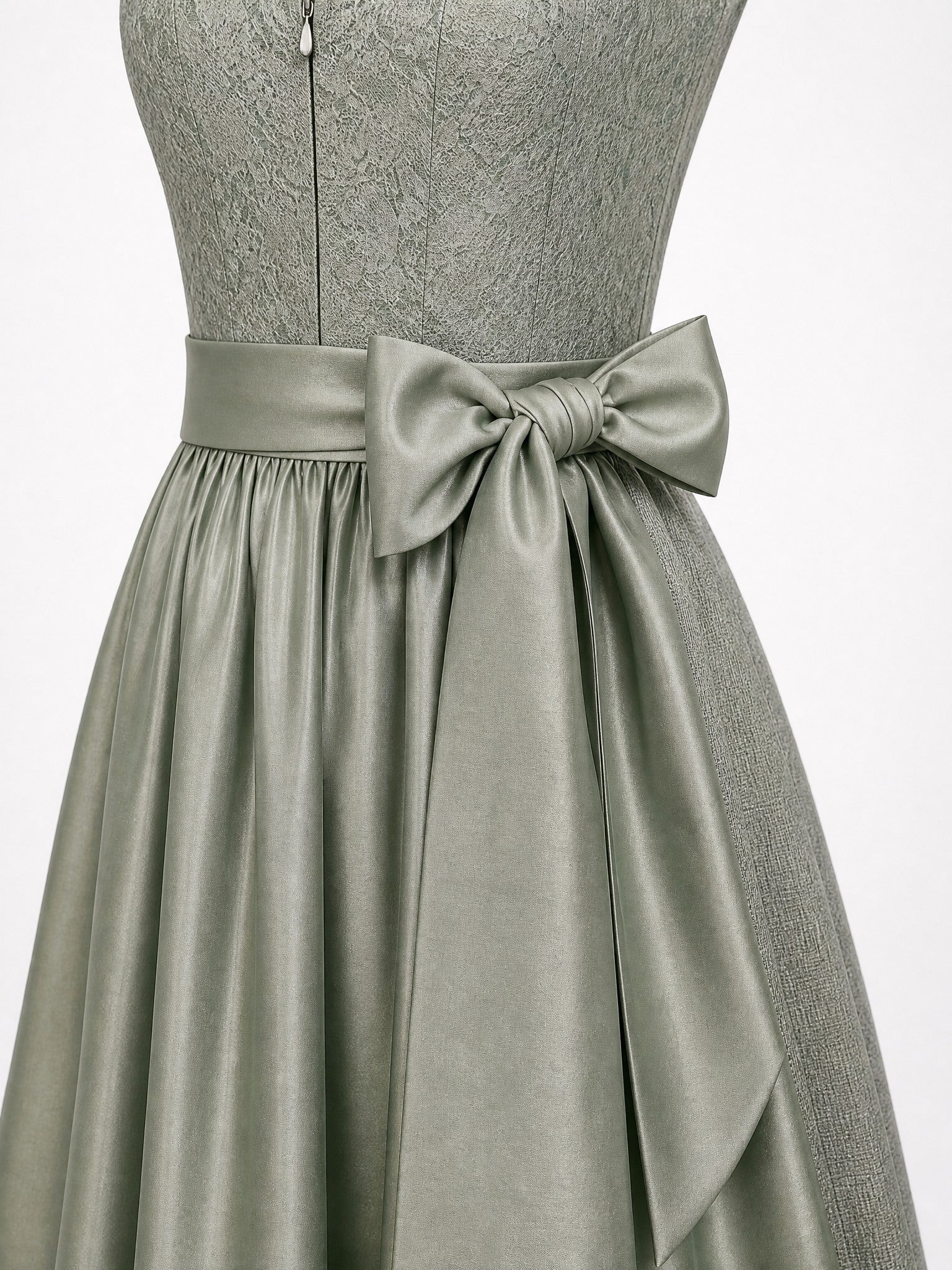Dirndl Johanna in Flechtengrau mit Salbeigrün Schürze - Detailansicht Taille und Schleife