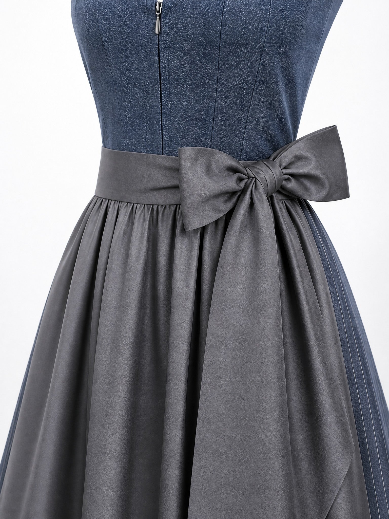 Dirndl Juliana in Stahlblau mit Sturmgrau Schürze - Detailansicht Taille und Schleife