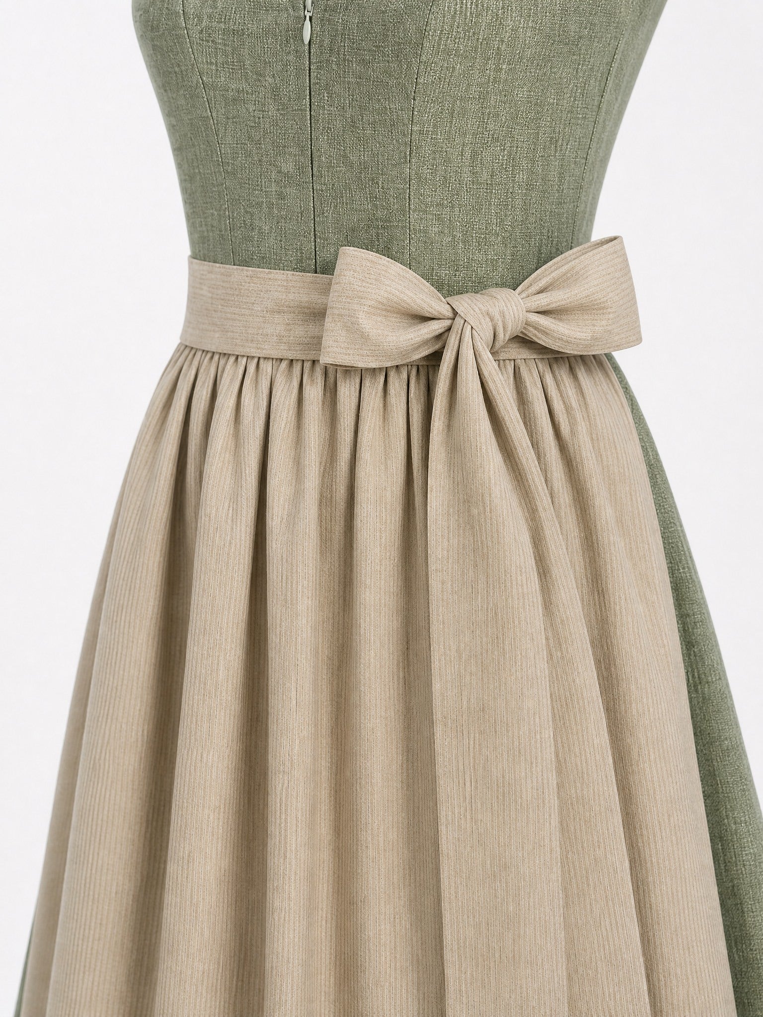 Dirndl Marie in Eukalyptusgrün mit Warmer Sand Schürze - Detailansicht Taille und Schleife