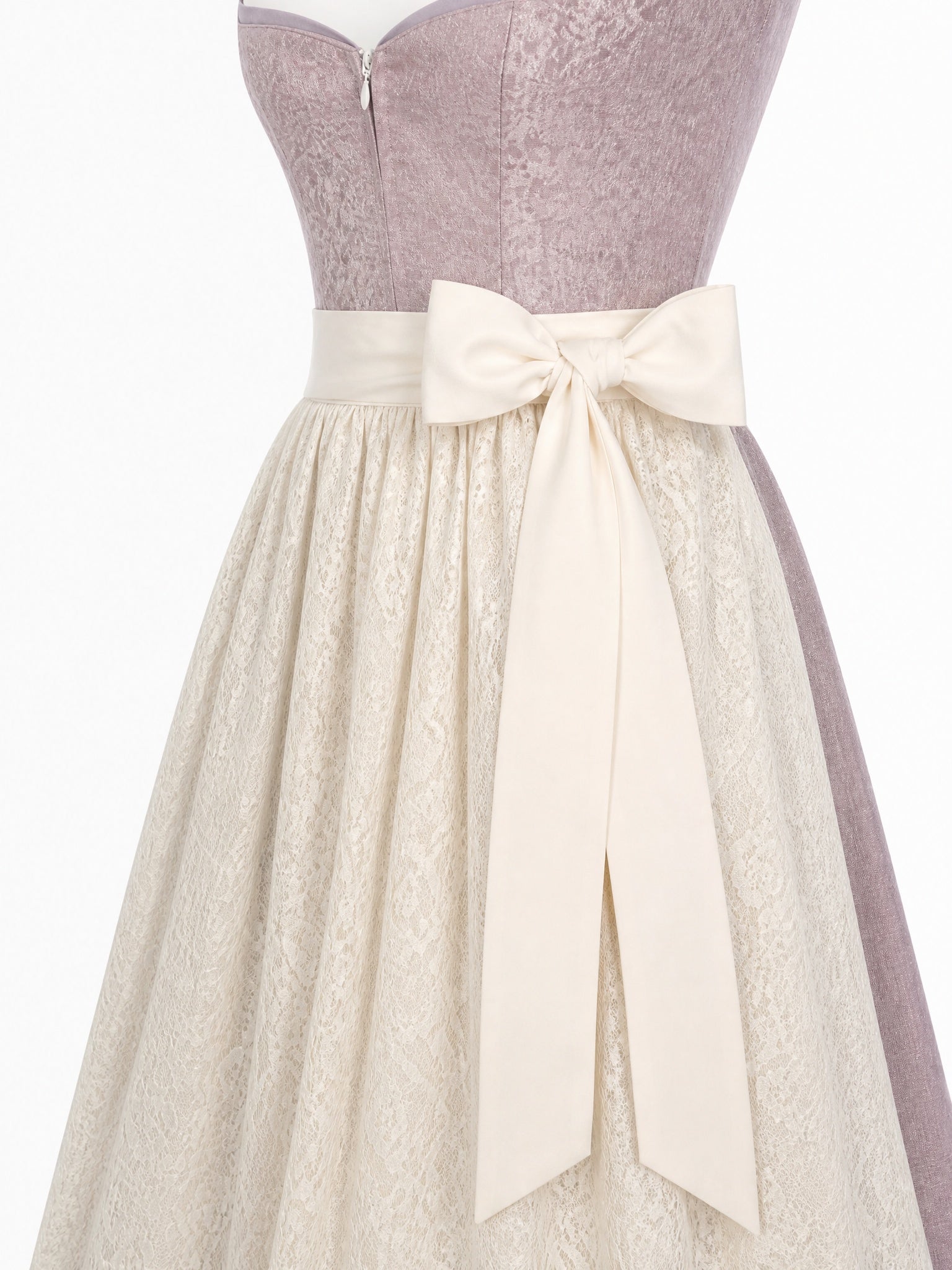 Dirndl Mathilda in Alt-Lavendel mit Elfenbein Schürze - Detailansicht Taille und Schleife