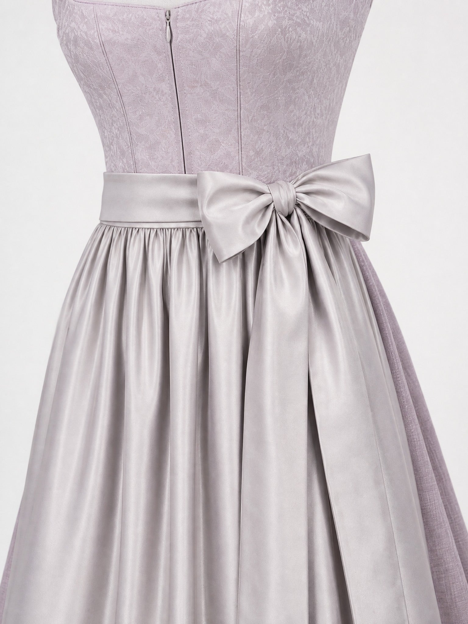 Dirndl Aurelia in Rauchflieder mit Perlgrau Schürze - Detailansicht Taille und Schleife