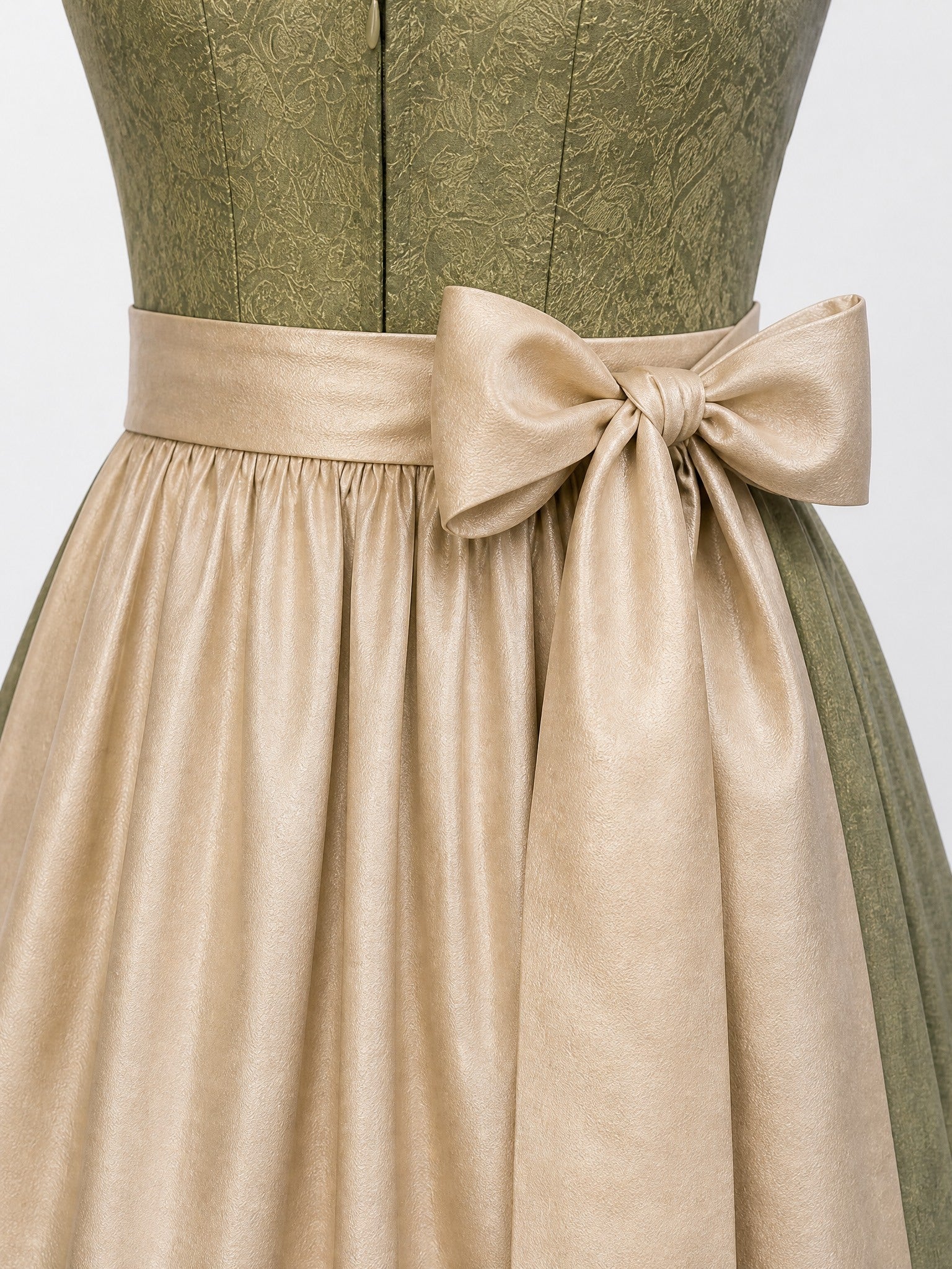 Dirndl Clara in Moosgrün mit Warmer Sand Schürze - Detailansicht Taille und Schleife
