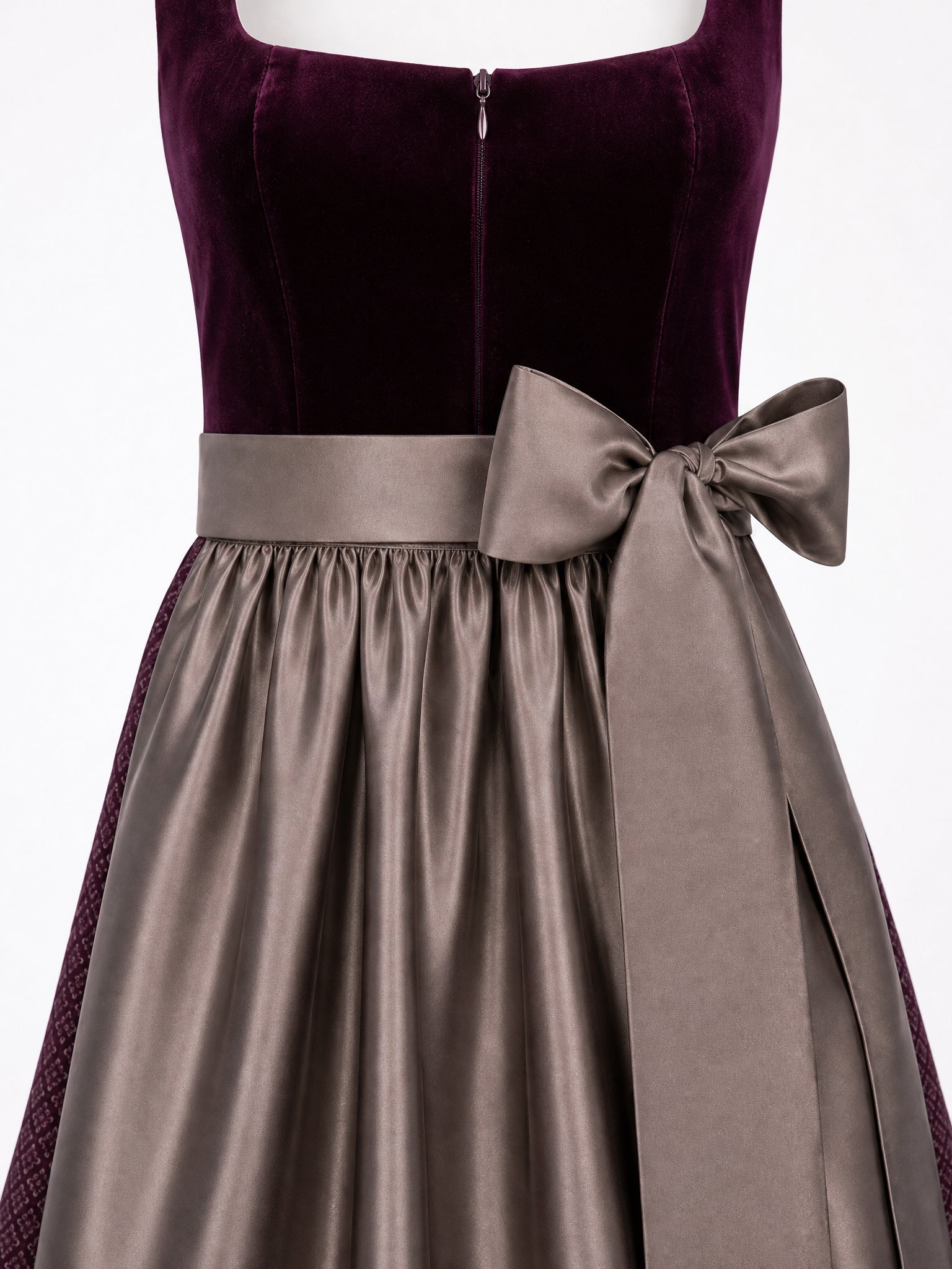 Dirndl Leni in Brombeere mit Taupe Schürze - Detailansicht Taille und Schleife
