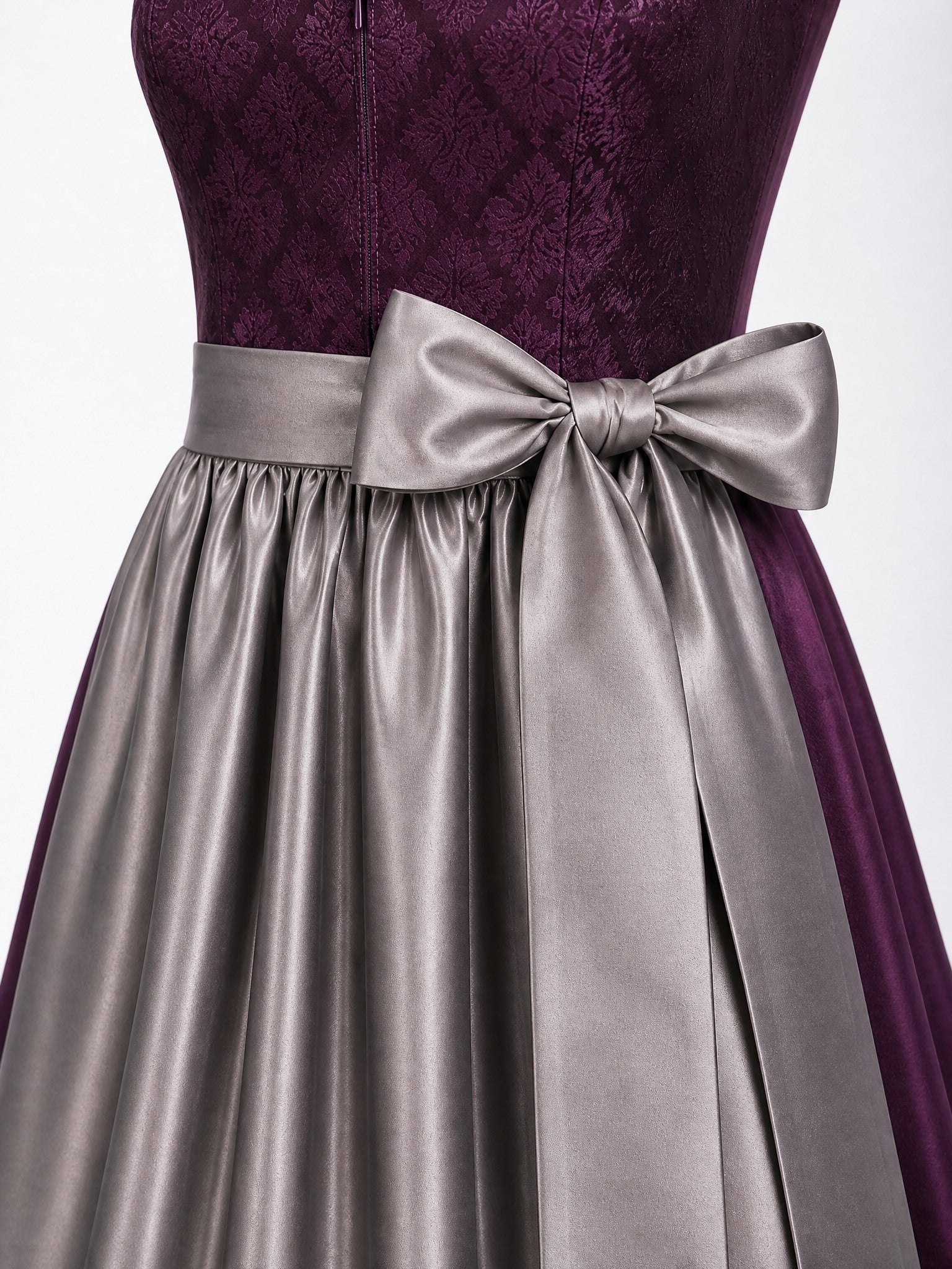 Dirndl Leonie in Aubergine mit Perlgrau Schürze - Detailansicht Taille und Schleife