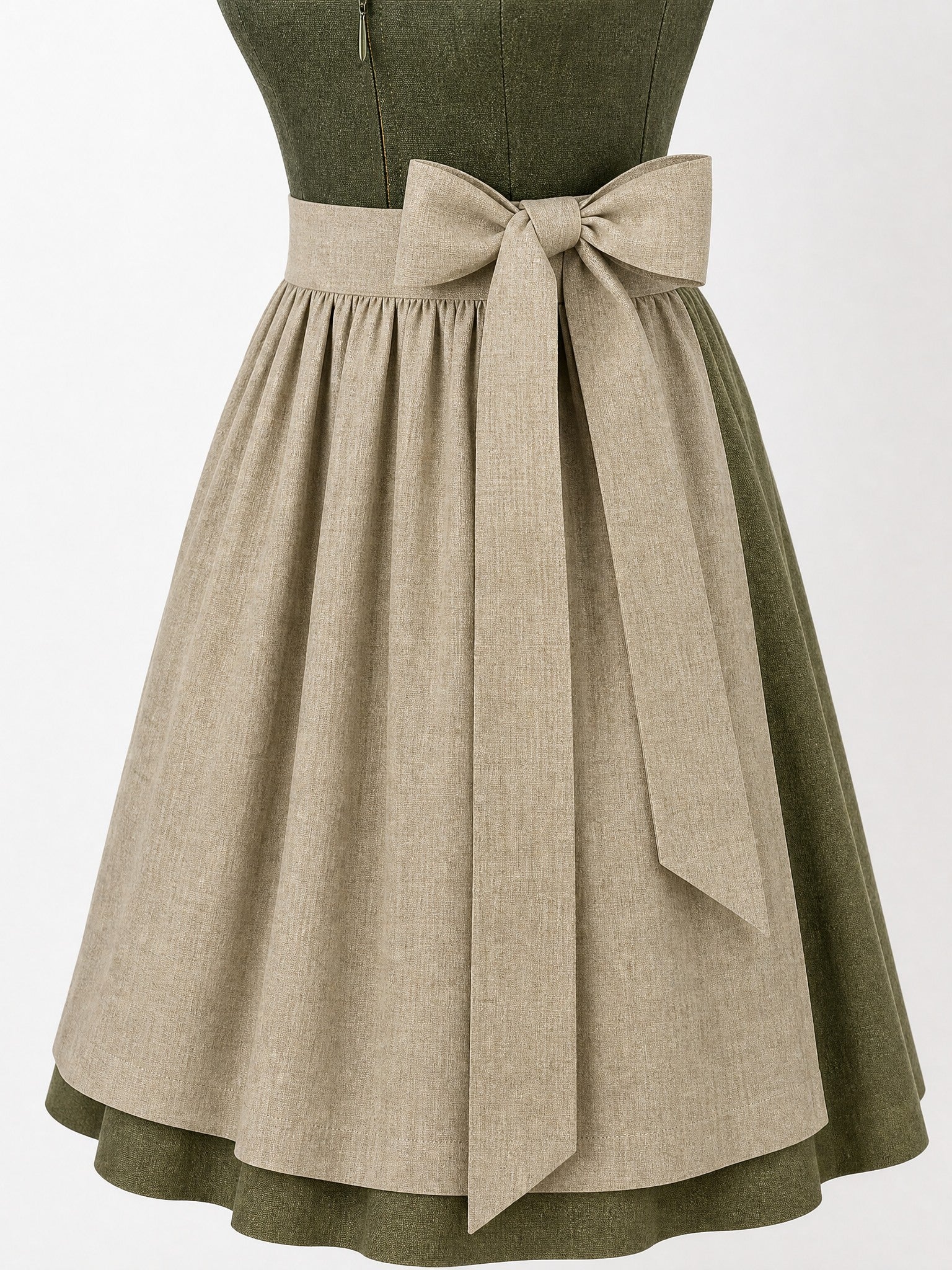 Dirndl Lotta in Dunkeloliv mit Flachs Schürze - Detailansicht Taille und Schleife