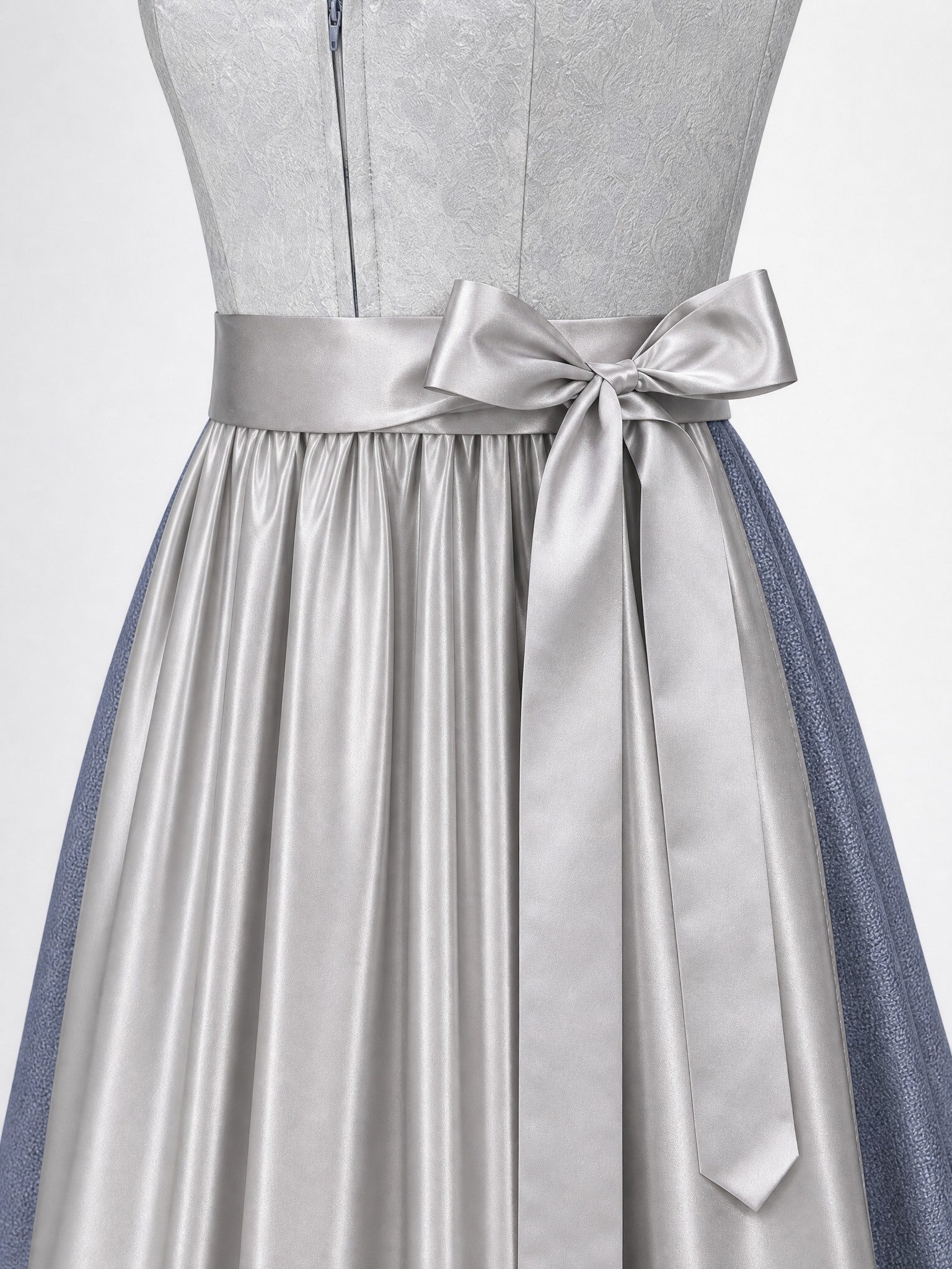 Dirndl Pia in Silberblau mit Perlgrau Schürze - Detailansicht Taille und Schleife