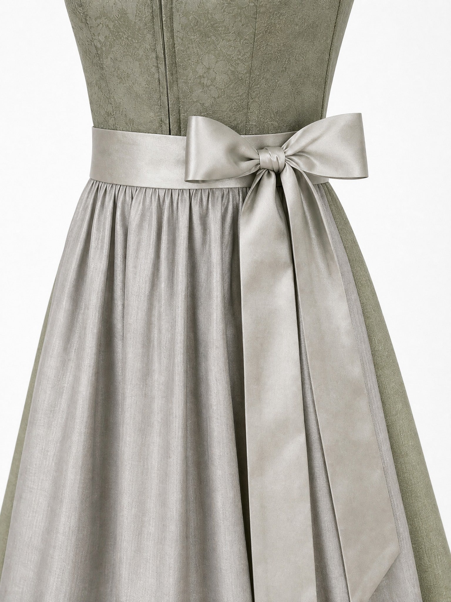 Dirndl Rica in Salbeigrün mit Perlgrau Schürze - Detailansicht Taille und Schleife